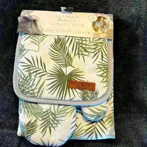 The ultimate baker collection and apron oven mitt pot holder combo new with tags